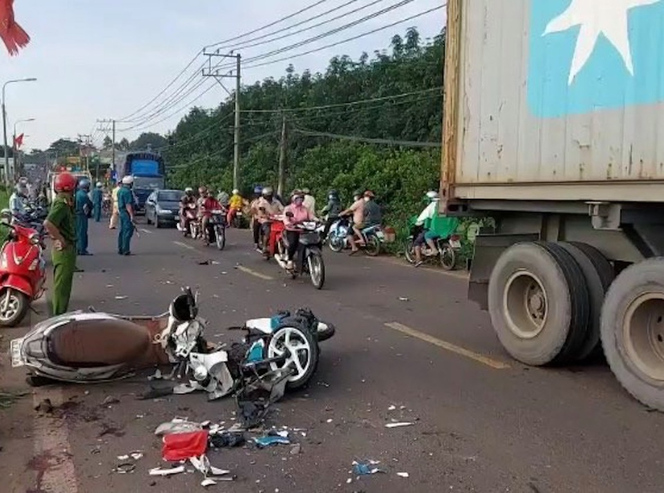 3 xe máy đối đầu, 4 người nhập viện cấp cứu - 1 3 xe máy đối đầu, 4 người nhập viện cấp cứu - 1