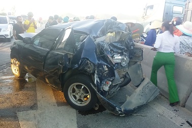 Ô tô bị tông nát bét, tài xế thoát chết may mắn