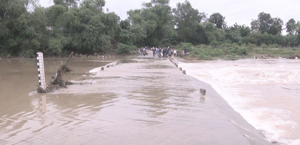 Người đàn ông đơn thân đi mua gạo bị nước cuốn trôi - 1