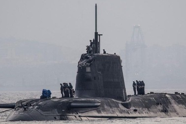 Tàu ngầm hạt nhân Anh vỡ tháp chỉ huy do va chạm với tàu thương mại