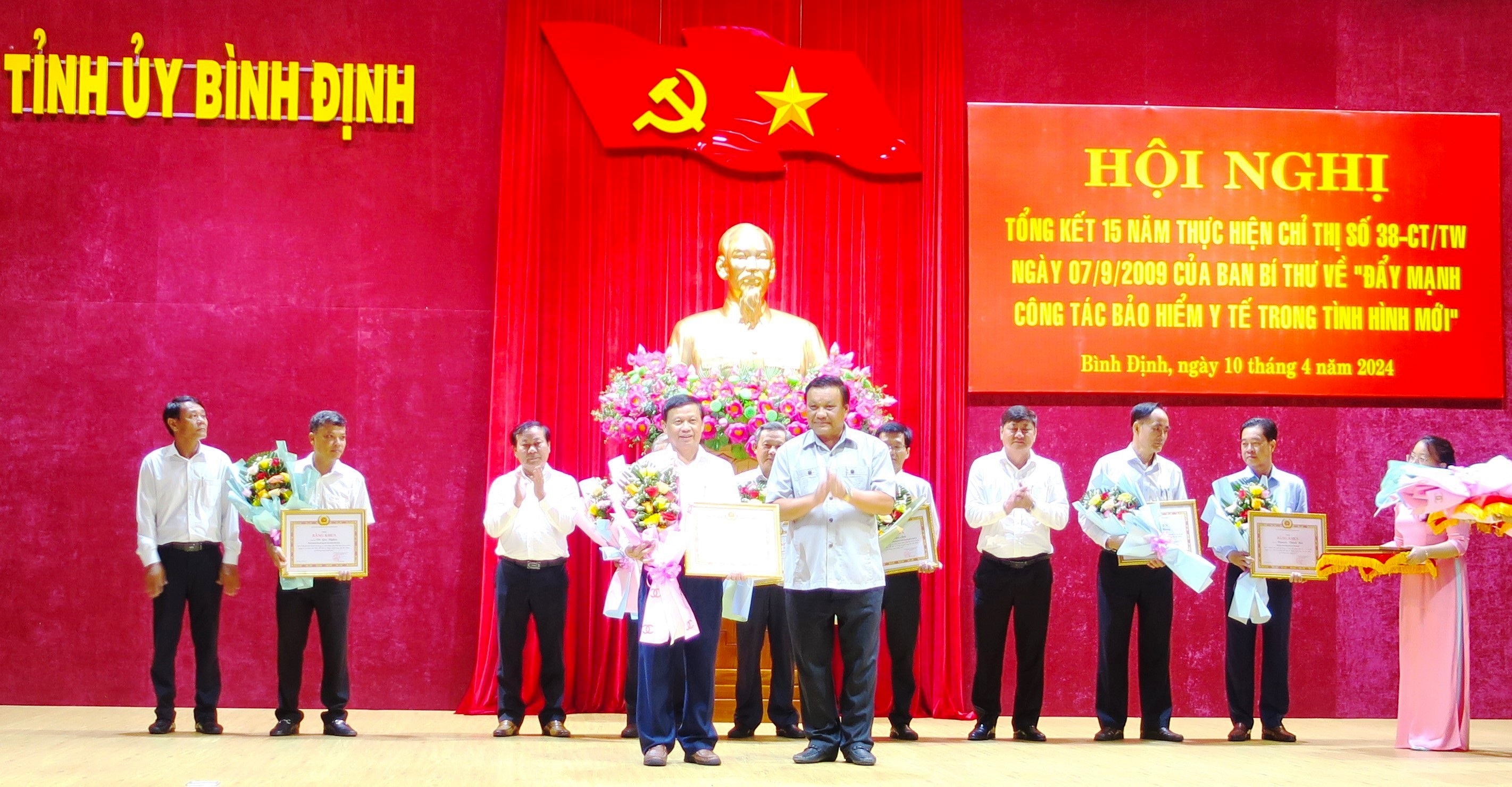 Anh1-Phó Bí thư Tỉnh ủy Bình Định Lê Kim Toàn khen thưởng.JPG