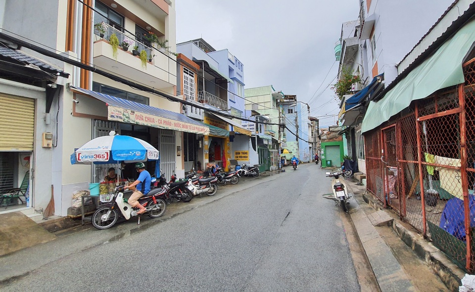 Hai phụ nữ bị người đàn ông rút vật giống súng ra lên đạn thị uy - 3 Hai phụ nữ bị người đàn ông rút vật giống súng ra lên đạn thị uy - 3