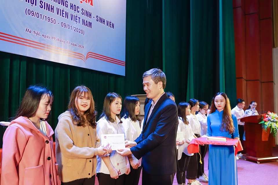 Trường ĐH Sư phạm 2 hỗ trợ 121 sinh viên hoàn cảnh khó khăn về quê ăn Tết - 2 Trường ĐH Sư phạm 2 hỗ trợ 121 sinh viên hoàn cảnh khó khăn về quê ăn Tết - 2