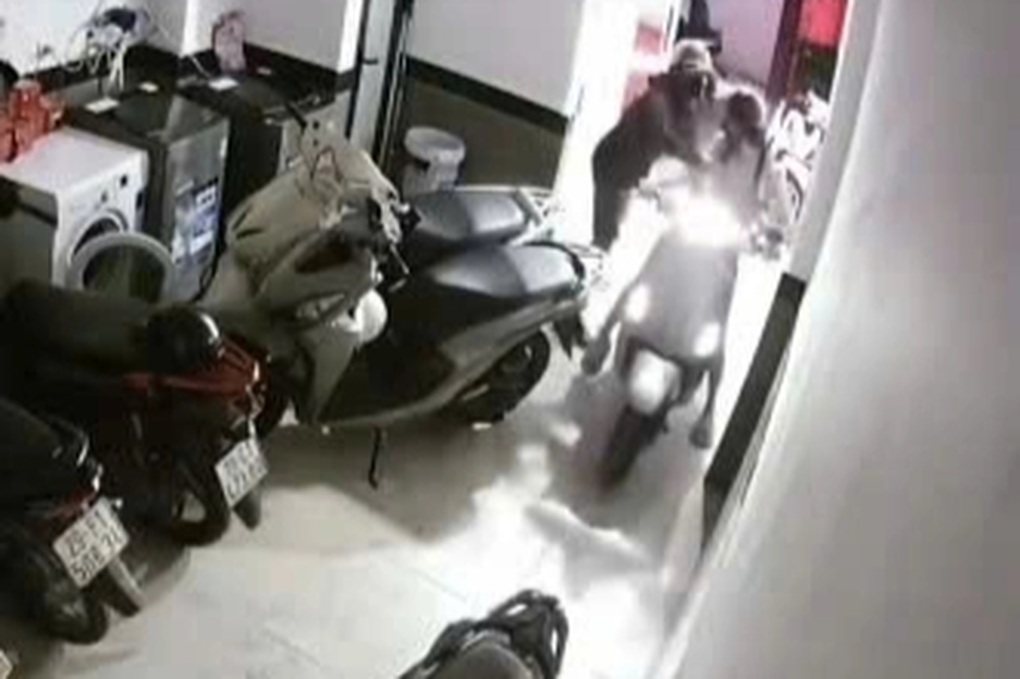 Cô gái bị sàm sỡ, lấy mất túi xách tại chung cư mini ở Hà Nội - 1 Cô gái bị sàm sỡ, lấy mất túi xách tại chung cư mini ở Hà Nội - 1