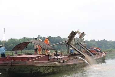 Lập tổ công tác đặc biệt loại bỏ nạn khai thác cát sỏi “lậu” giáp ranh 3 huyện