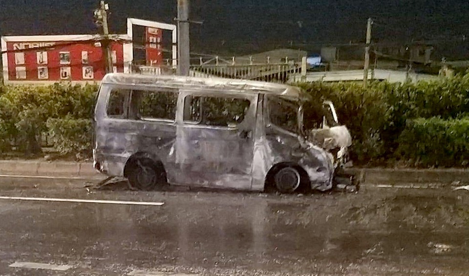 Sau vụ hỗn chiến, thanh niên lái ô tô kéo lê xe máy của dân phòng 6km - 1 Sau vụ hỗn chiến, thanh niên lái ô tô kéo lê xe máy của dân phòng 6km - 1