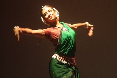 Vũ công Ấn Độ nhảy quyến rũ và mê hoặc 