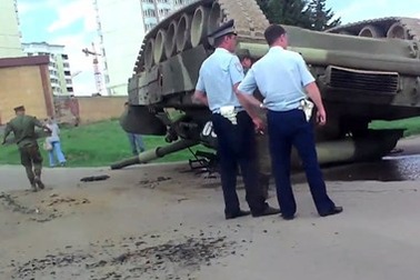 Bi hài xe tăng T-80 lật ngửa bụng trên đường ở Nga