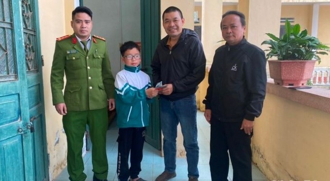 Em Nguyễn Bá Nhất, lớp 6A, Trường Tiểu học và Trung học cơ sở xã Quỳnh Minh, Quỳnh Phụ, tỉnh Thái Bình (thứ 2 từ trái qua) trao trả tài liệu cùng 19,5 triệu đồng nhặt được cho người bị đánh rơi.
