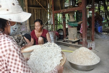 Cốm dẹp Nhị Trường của đồng bào Khmer tất bật vào vụ