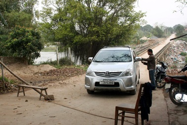 Ngang nhiên lập “bốt”, chặn cầu thu phí