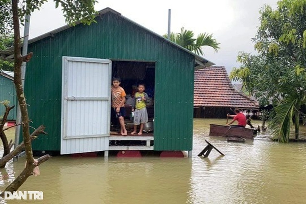 Xóm Nhà phao Báo Dân trí: Người dân chất gạo chuẩn bị đối phó mưa lũ - 10 Xóm Nhà phao Báo Dân trí: Người dân chất gạo chuẩn bị đối phó mưa lũ - 10