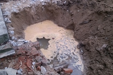 Người dân thuê máy múc "khai quật"... thuốc trừ sâu