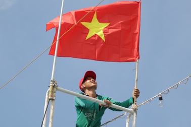Quân chủng Hải quân trao tặng cờ Tổ quốc cho ngư dân