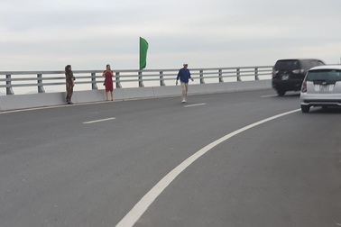 Nam thanh nữ tú vô tư dừng xe “check in” trên cây cầu “độc và lạ” ở Hải Phòng