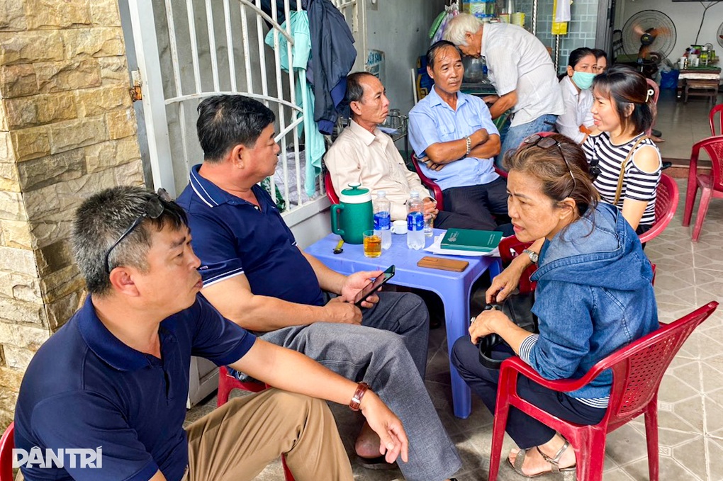 4 tháng bị nợ lương, tài xế xe buýt cay đắng đi cày 15 tiếng mỗi ngày - 1 4 tháng bị nợ lương, tài xế xe buýt cay đắng đi cày 15 tiếng mỗi ngày - 1