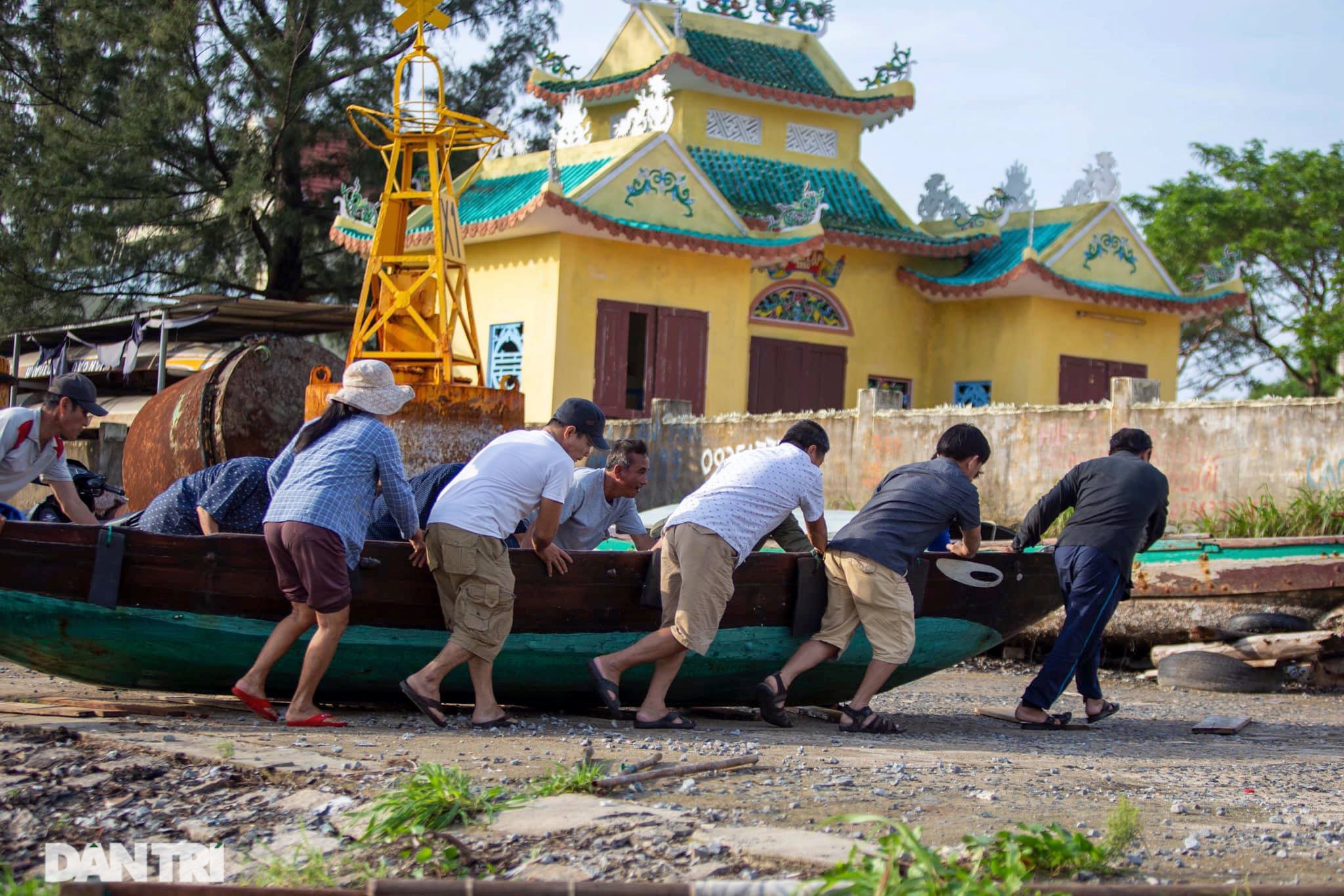 Hàng trăm tàu thuyền của ngư dân Đà Nẵng được đưa lên bờ tránh bão số 9 - 4 Hàng trăm tàu thuyền của ngư dân Đà Nẵng được đưa lên bờ tránh bão số 9 - 4
