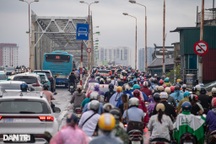 Cấm cầu Long Biên, hàng nghìn phương tiện nối đuôi nhau đi cầu Chương Dương