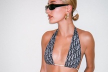 Vợ Justin Bieber khoe dáng thon thả với áo tắm