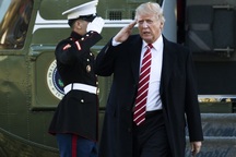 Ông Trump muốn rời Nhà Trắng kịch tính "như phim"