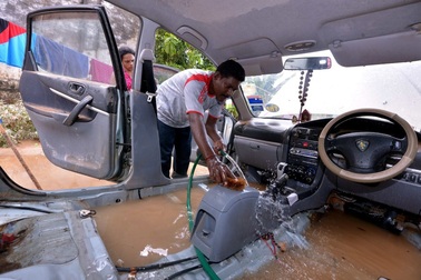 Malaysia: Xe bị ngập nước đổ về chật kín các gara ô tô