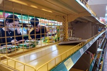 Người dân đổ xô mua lương thực trước giờ bão Fengshen áp sát