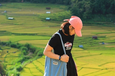 Cánh đồng lúa chín "hút" giới trẻ đến check-in ở Măng Đen