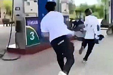 Học sinh "hạnh kiểm khá", sao lại có sẵn dao trong người?