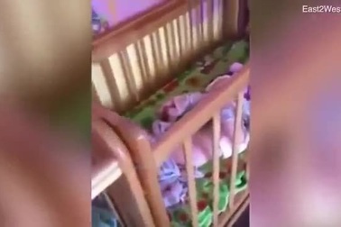 Phẫn nộ nhà trẻ ở Nga trói chân tay các bé trong cũi