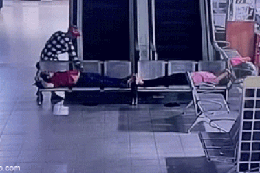 Camera ghi cảnh kẻ gian móc túi tài xế trong Bến xe Miền Đông