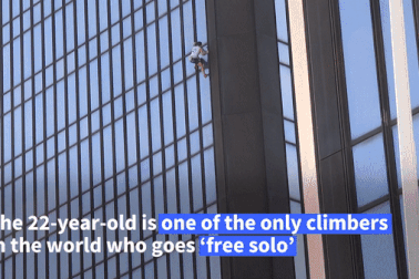 Thót tim xem cảnh "người nhện" leo tòa nhà cao 122m bằng tay không