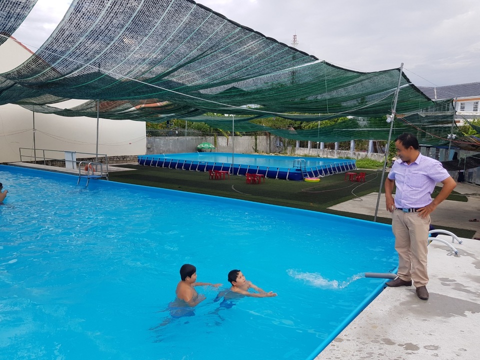 Thầy giáo đầu tư hồ bơi cho học sinh vùng ven học bơi dịp hè - 1 Thầy giáo đầu tư hồ bơi cho học sinh vùng ven học bơi dịp hè - 1