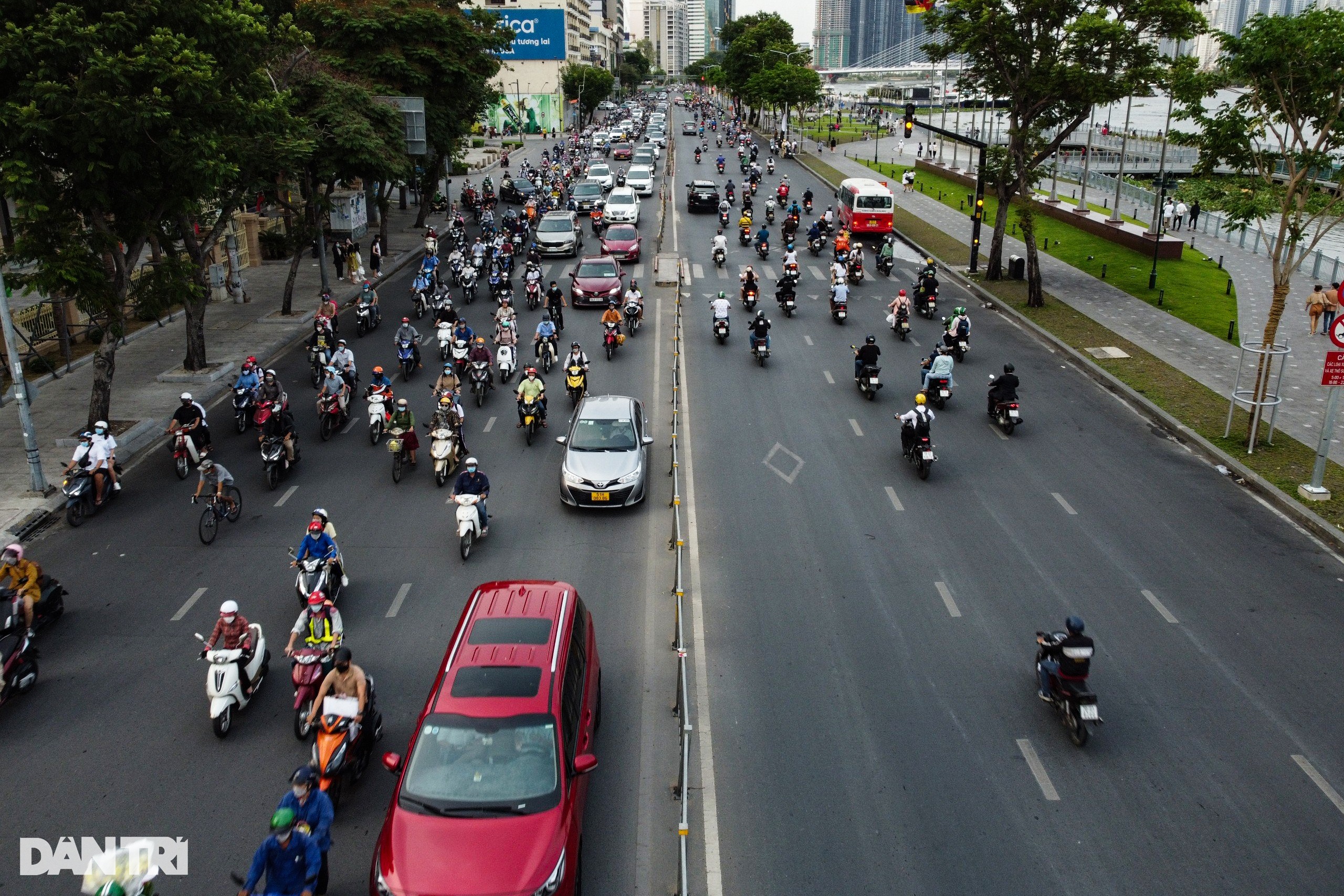 Người dân TPHCM chạy xe vội hơn vào các tháng cuối năm - 1