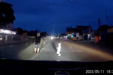 Tài xế "đứng tim" khi gặp bé trai chạy băng qua quốc lộ giữa trời tối