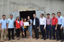 Nhờ bạn đọc Dân trí giúp đỡ, người mẹ góa đã có tiền cho con đi viện