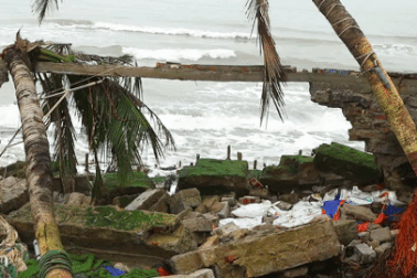 Sóng lớn liên tục đe dọa, "xé toạc" bãi biển "đẹp nhất châu Á"