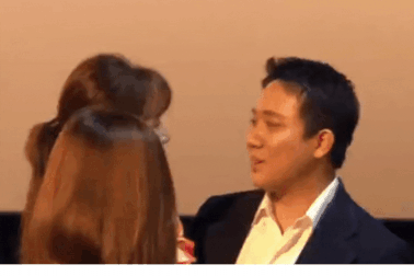 Trấn Thành và Hari Won "dính như sam", ôm hôn trước đông người