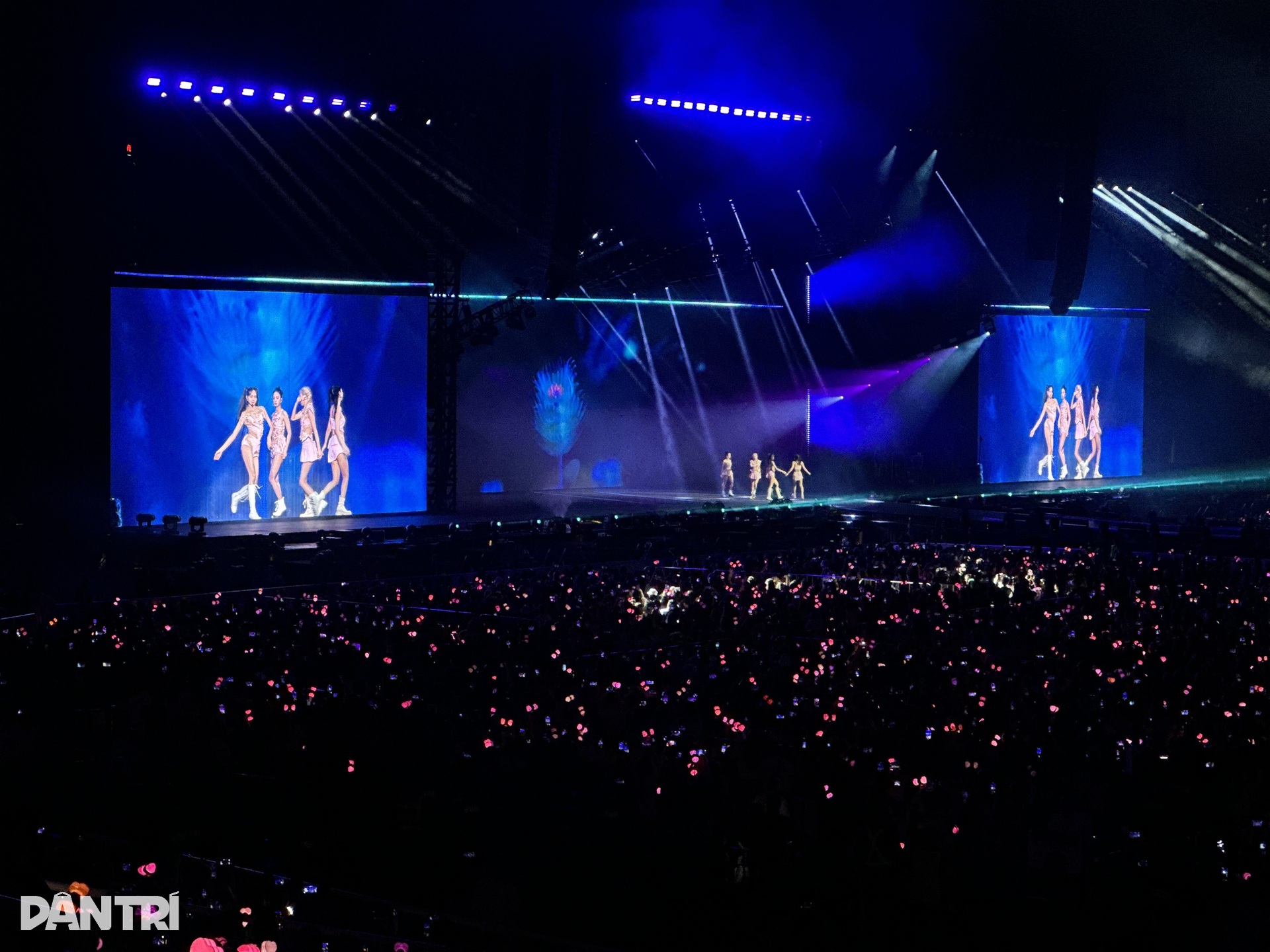 Blackpink chiều lòng khán giả Việt trong đêm nhạc 30.000 người xem - 8 Blackpink chiều lòng khán giả Việt trong đêm nhạc 30.000 người xem - 8