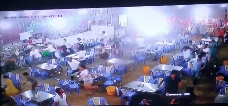 200 “giang hồ áo cam” đập phá quán ốc phạm tội vừa côn đồ, vừa đê hèn! - 2 200 “giang hồ áo cam” đập phá quán ốc phạm tội vừa côn đồ, vừa đê hèn! - 2