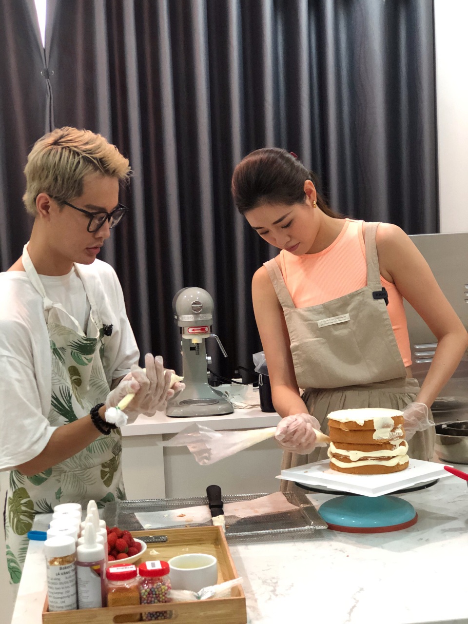 Hoa hậu Khánh Vân tự làm bánh sinh nhật mẹ vừa tình cảm, an toàn mùa dịch - 2 Hoa hậu Khánh Vân tự làm bánh sinh nhật mẹ vừa tình cảm, an toàn mùa dịch - 2