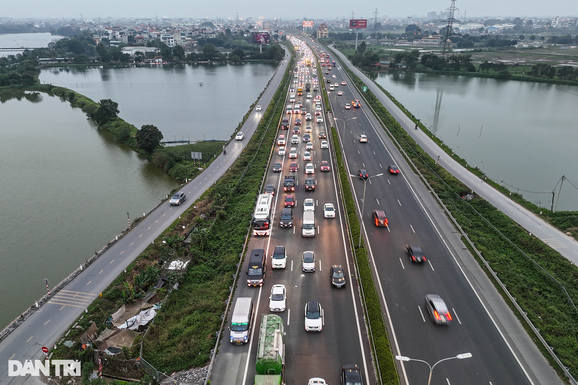 Cao tốc Pháp Vân - Cầu Giẽ ùn tắc 5km, hàng nghìn ô tô nhích từng mét - 2 Cao tốc Pháp Vân - Cầu Giẽ ùn tắc 5km, hàng nghìn ô tô nhích từng mét - 2