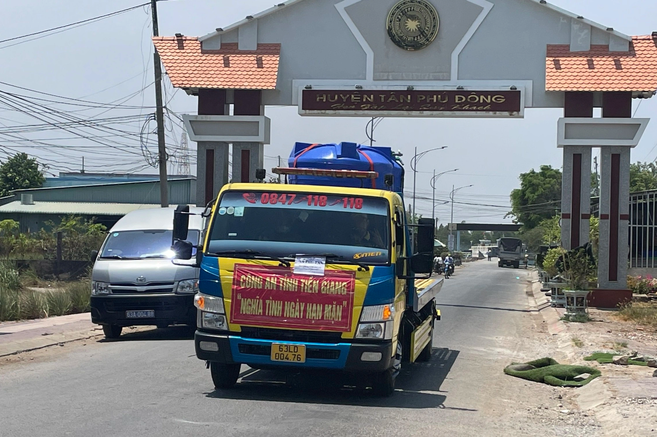 View - Công an Tiền Giang mang giọt nước nghĩa tình đến bà con vùng hạn mặn | Báo Dân trí