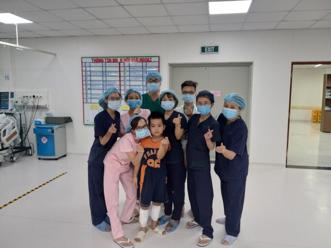 Bé 8 tuổi hồi phục ngoạn mục sau tai nạn giao thông - Ảnh 4. Bé 8 tuổi hồi phục ngoạn mục sau tai nạn giao thông - Ảnh 4.