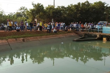 Xe máy rơi xuống kênh, 3 người của một gia đình tử nạn