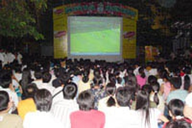 Trái bóng World Cup lăn cùng…Mùa thi!