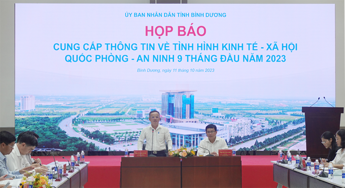 Ông Võ Anh Tuấn – Chánh Văn phòng UBND tỉnh và ông Lê Tuấn Anh – Giám đốc Sở Thông tin và Truyền thông tỉnh đồng chủ trì buổi họp báo.