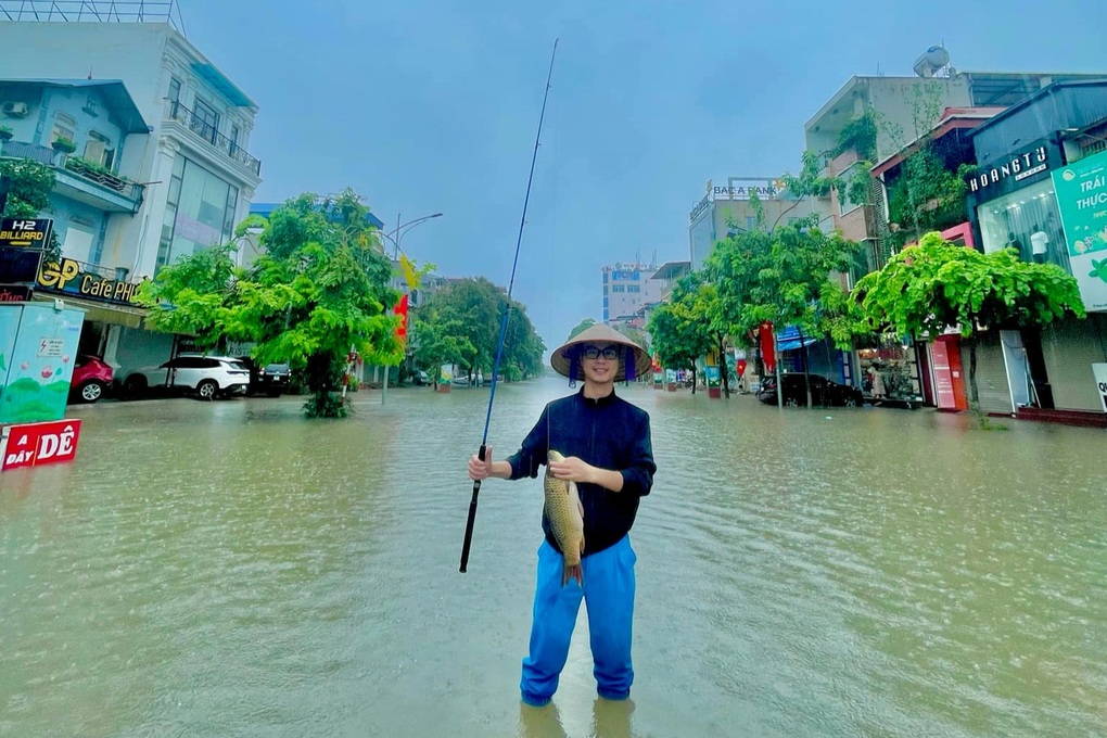 Bi hài cảnh người dân ở Thái Nguyên câu được cá to giữa đường - 1 Bi hài cảnh người dân ở Thái Nguyên câu được cá to giữa đường - 1