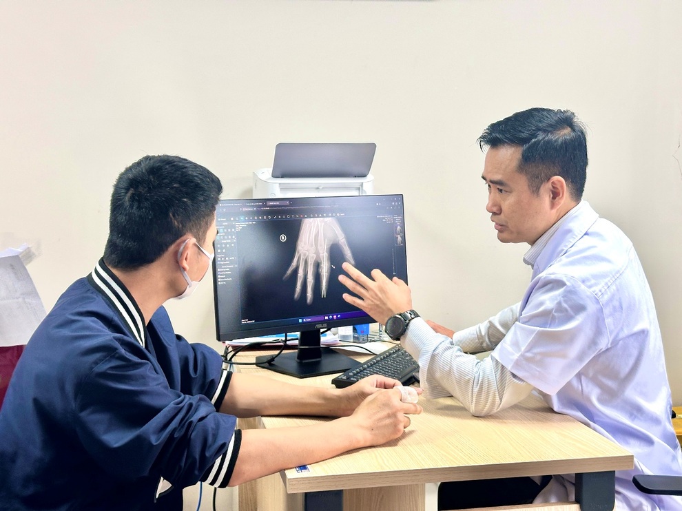 Pela primeira vez no Vietnã, um dedo decepado após 25 horas foi reimplantado com sucesso - 2 Lần đầu tiên tại Việt Nam, ngón tay đứt rời 25 giờ được nối thành công - 2