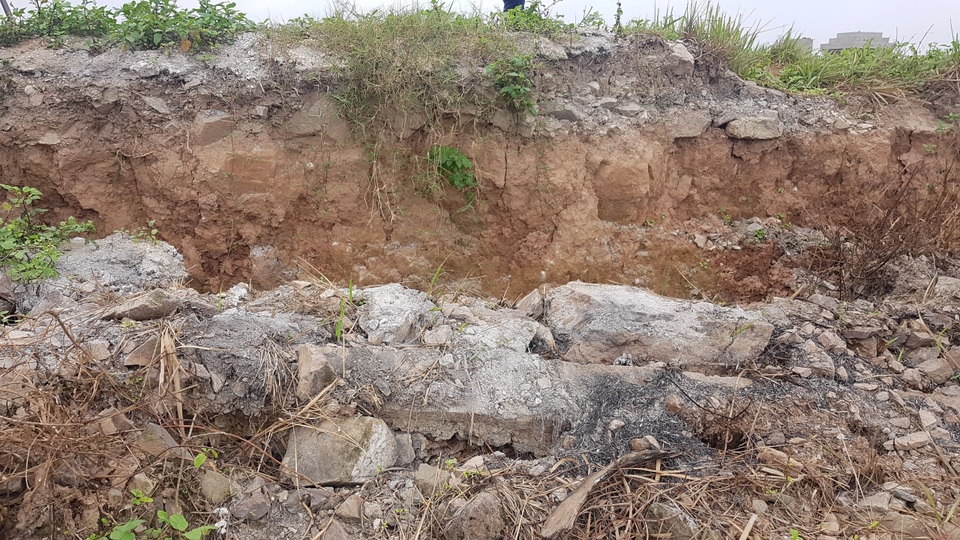 Ninh Bình: “Hà bá” đe dọa “nuốt” trăm mét đê, dân nơm nớp lo sợ - 5 Ninh Bình: “Hà bá” đe dọa “nuốt” trăm mét đê, dân nơm nớp lo sợ - 5