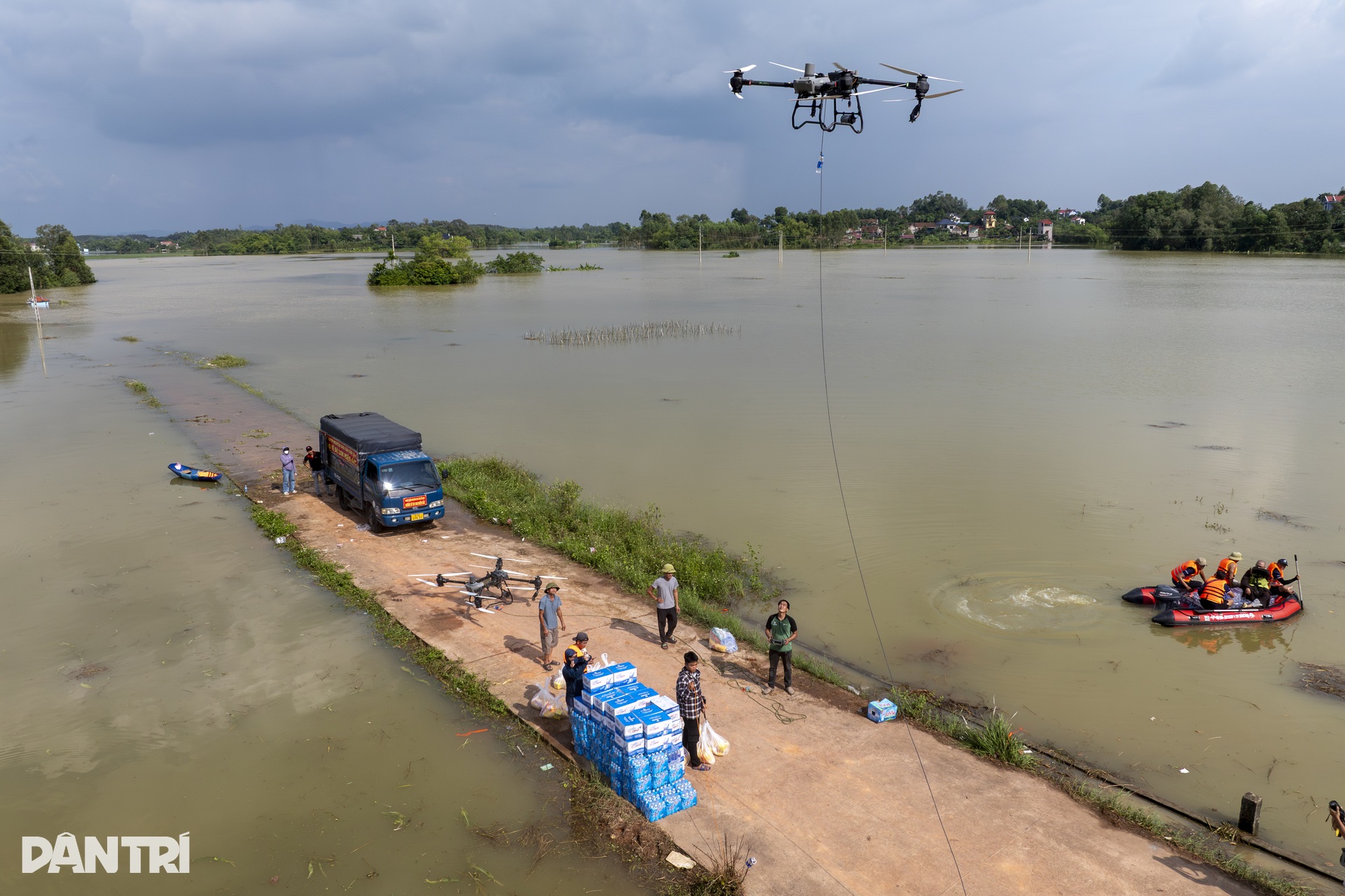 Cận cảnh drone xuyên tâm lũ Bắc Ninh tiếp tế đường không cho thôn cô lập - 6 Cận cảnh drone xuyên tâm lũ Bắc Ninh tiếp tế đường không cho thôn cô lập - 6